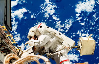 אסטרונאוט עובד בתחנת החלל הבינלאומית