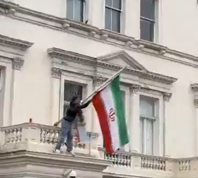 רגע דרמטי במחאות: דגל איראן נתלש בלב לונדון
