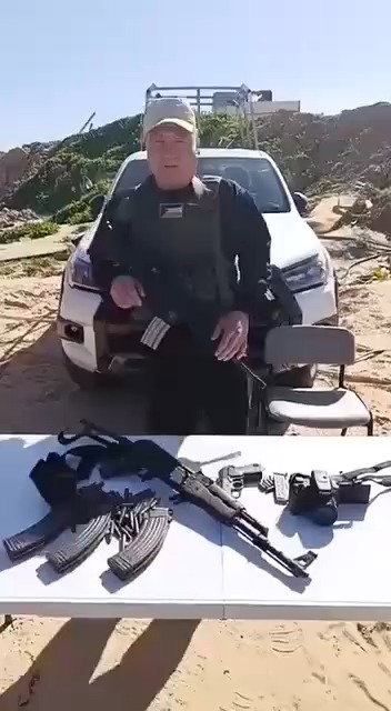 מפקד המיליציה מודיע על החיסול ומציג את הנשק שנתפס