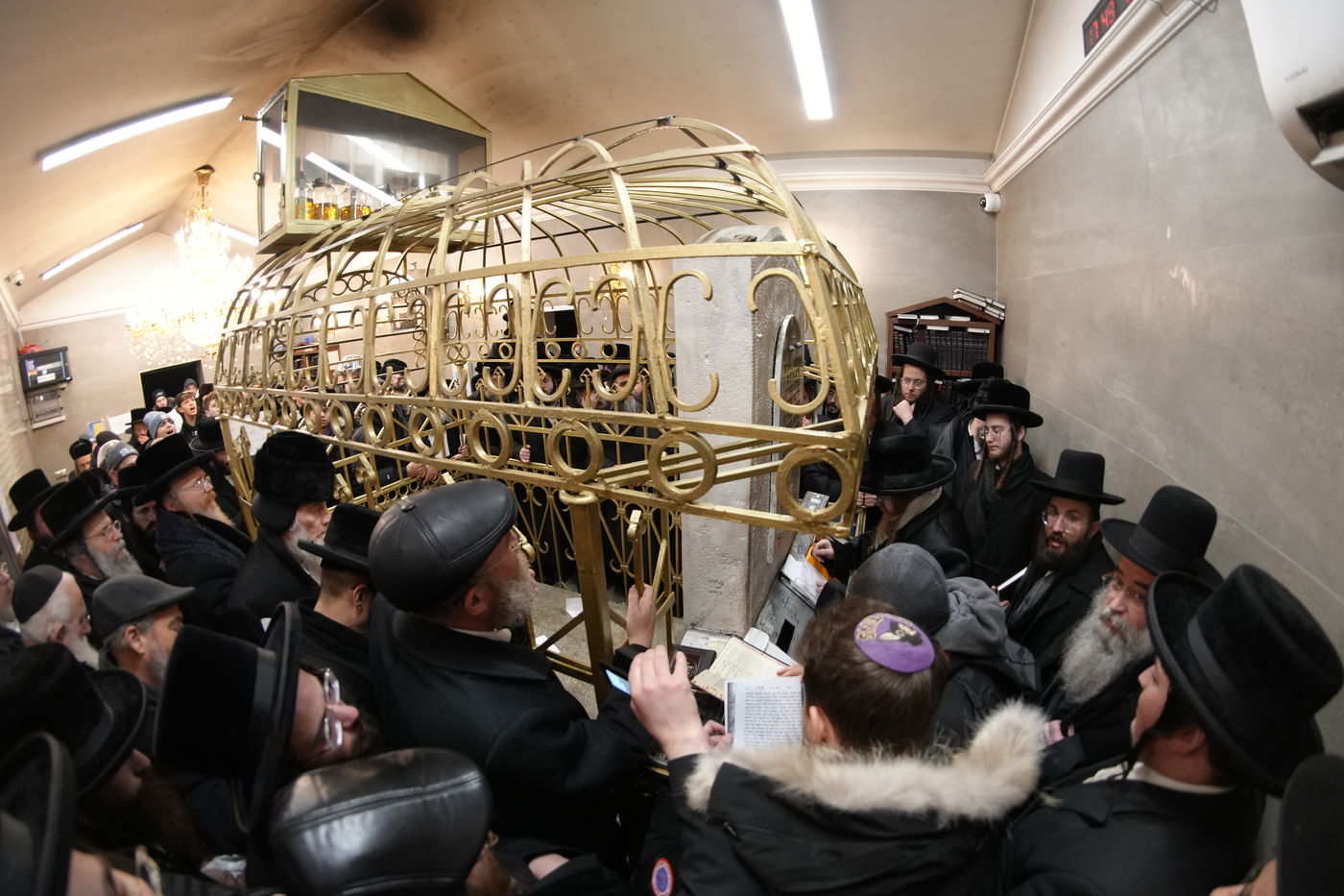 האדמו"ר משומרי אמונים במסע הקודש לפולין