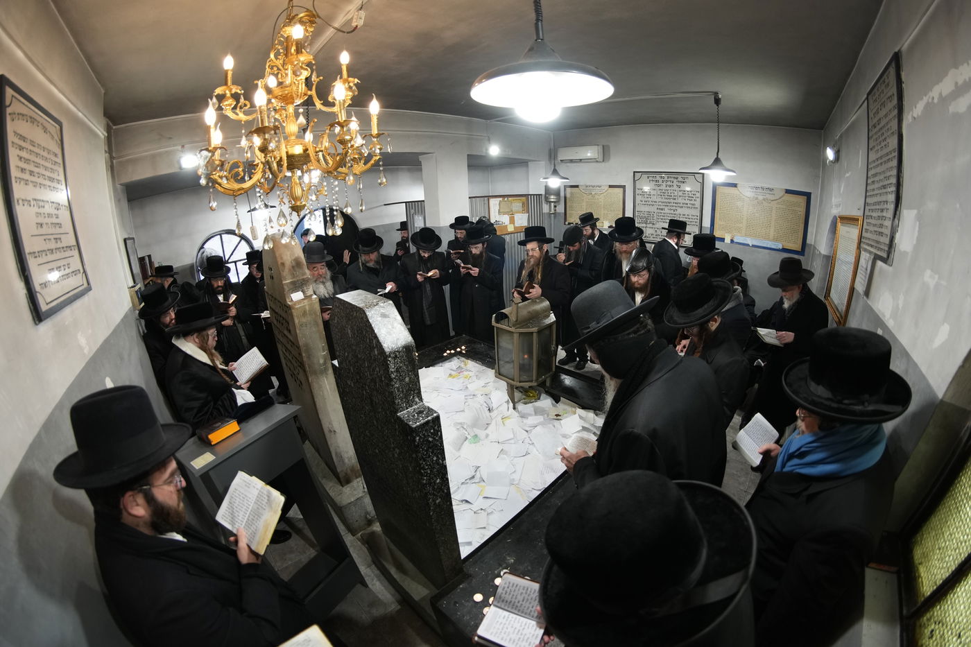 האדמו"ר משומרי אמונים במסע הקודש לפולין