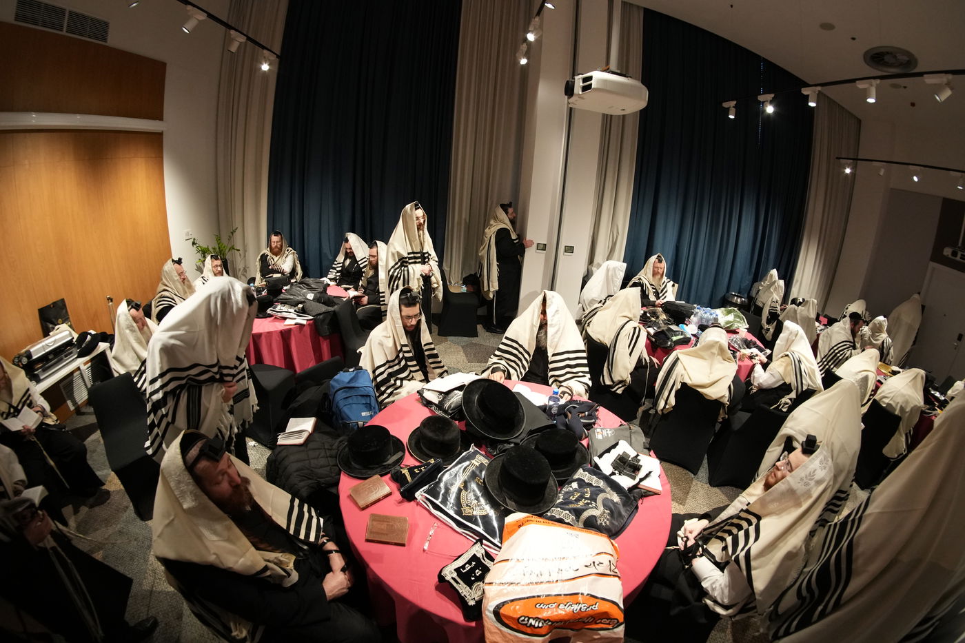 האדמו"ר משומרי אמונים במסע הקודש לפולין