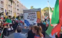 המשאית נוסעת דרך הקהל בהפגנה