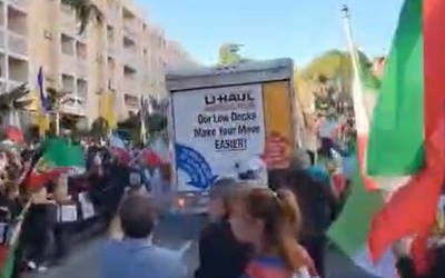 המשאית נוסעת דרך הקהל בהפגנה