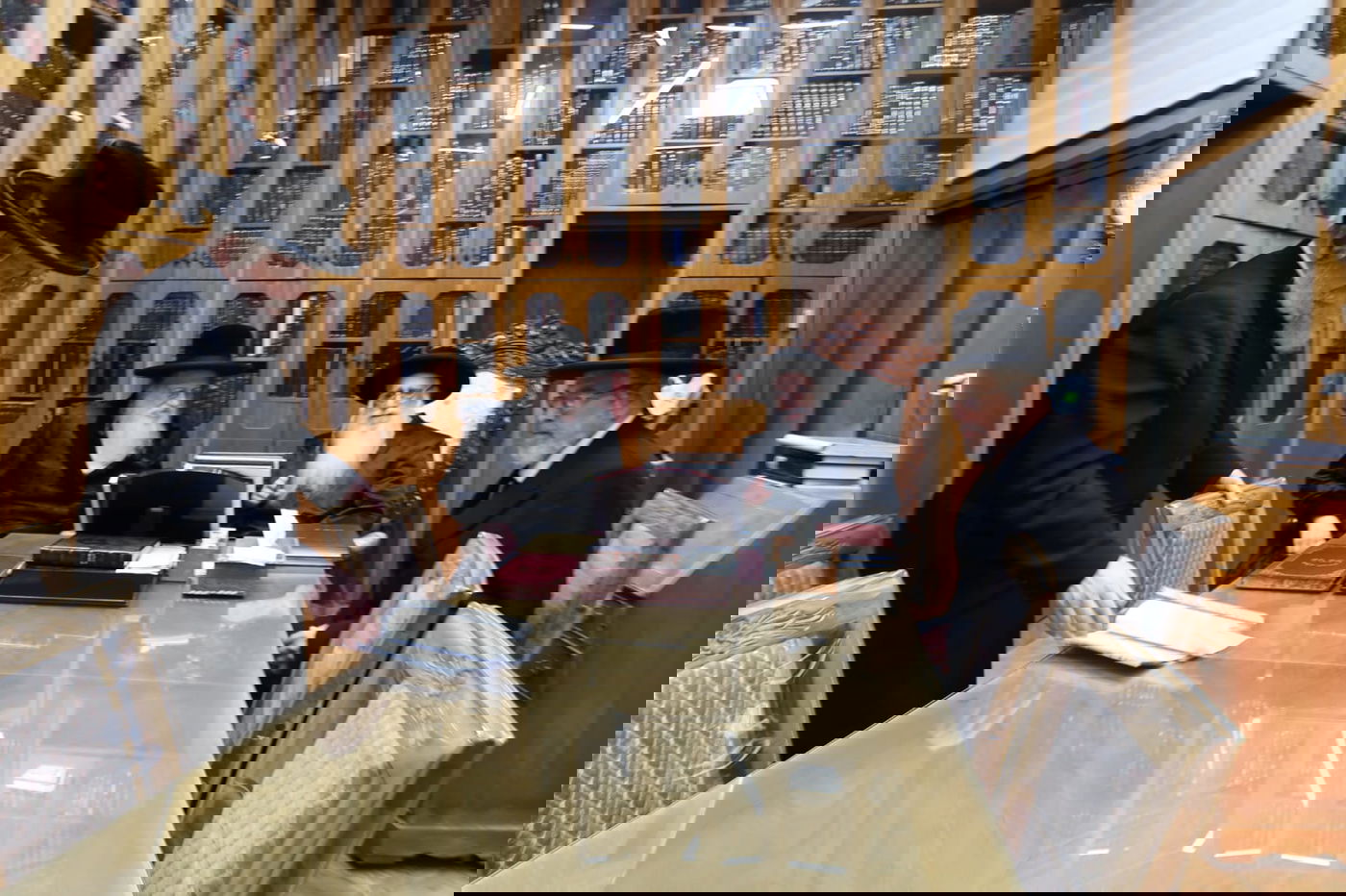 האדמו"ר ממודז'יץ והגר"צ רבינוביץ אצל האדמו"ר מצאנז