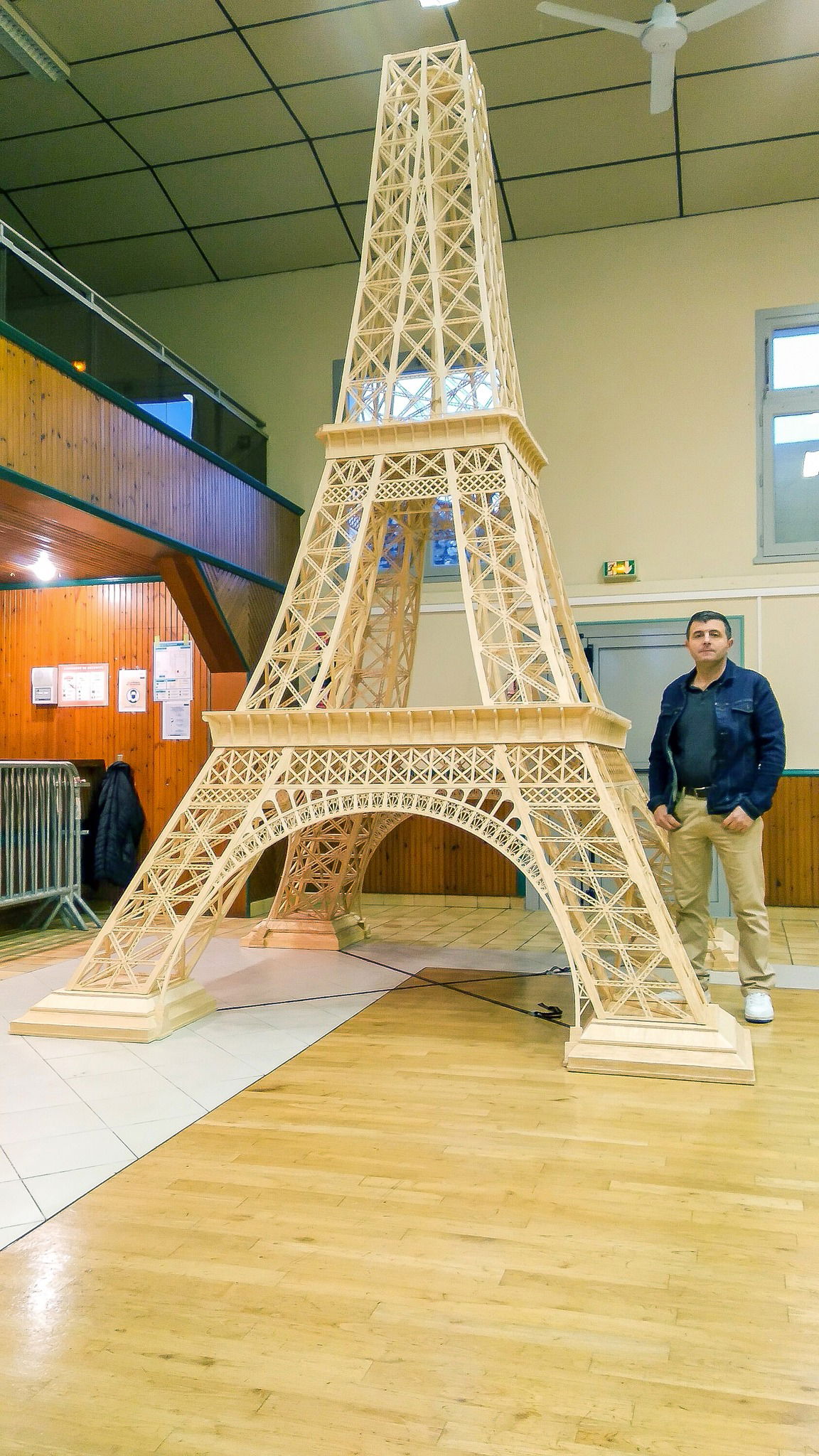 האייפל לצד האמן