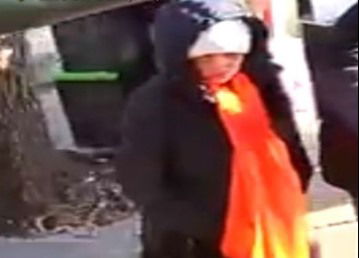 נצמדה, שלפה וברחה: כייסת נתפסה מעלימה ארנק בשכונה החרדית