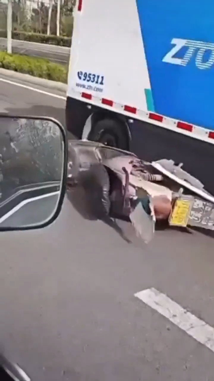 רכב משלוחים אוטונומי של החברה הסינית