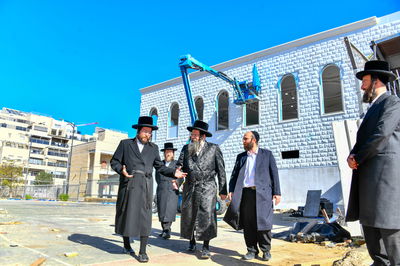 האדמו"ר מטעמשוואר אלעד בסיור בבית מדרשו