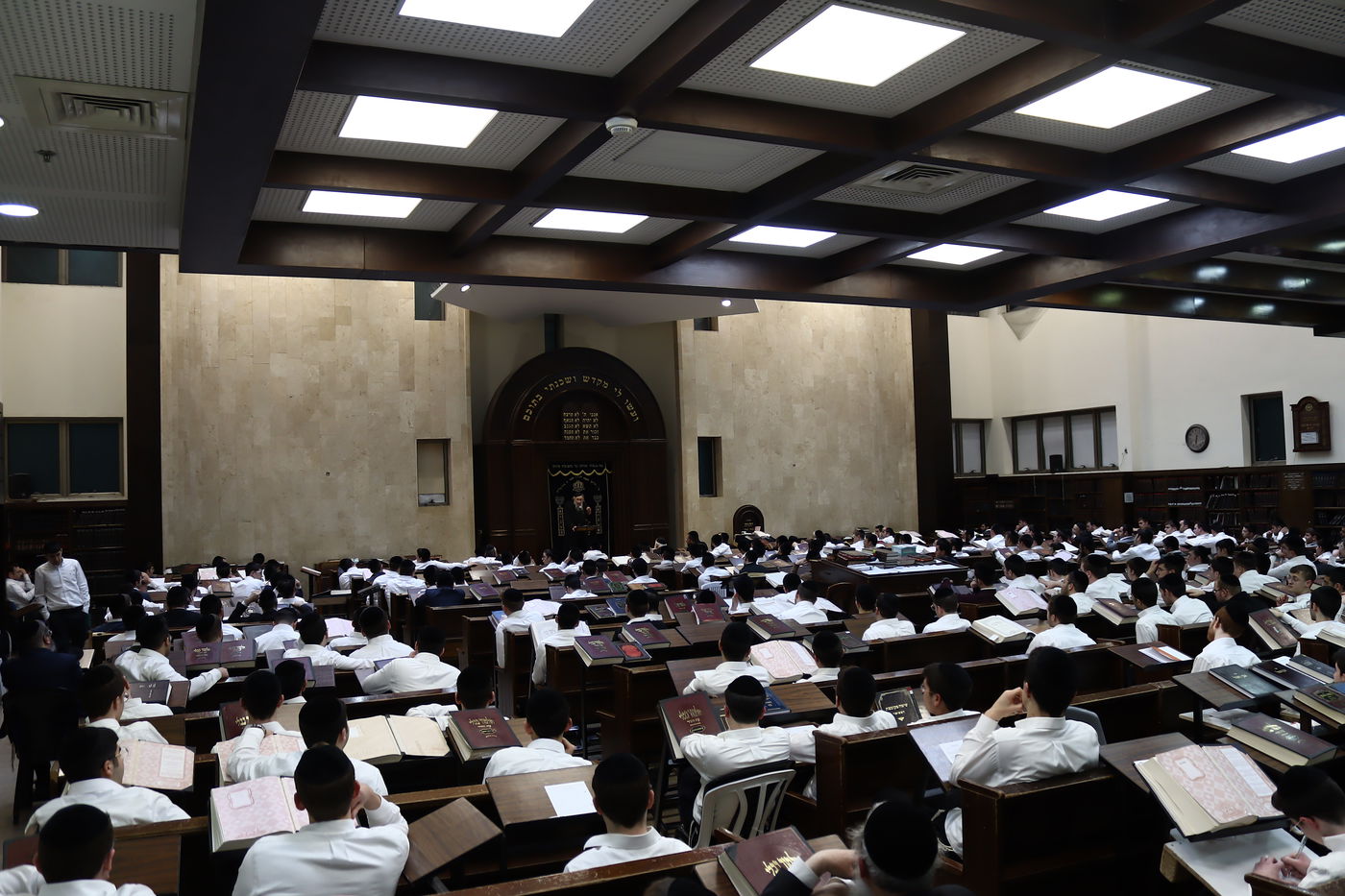 ראש הישיבה הגאון רבי יהושע אייכנשטיין בישיבת "מאור התלמוד"