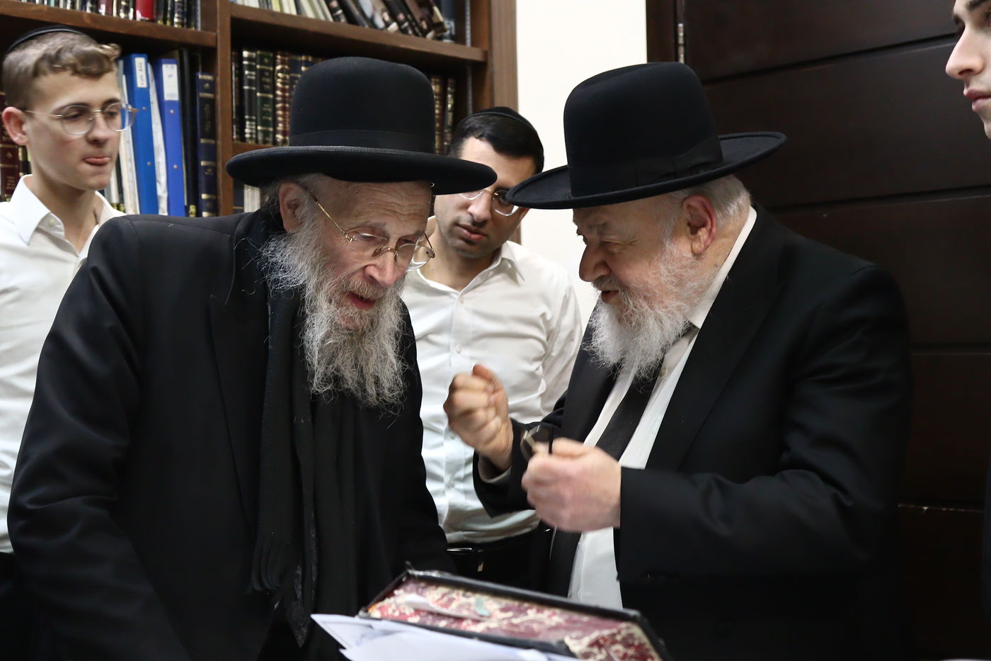 ראש הישיבה הגאון רבי יהושע אייכנשטיין בישיבת "מאור התלמוד"