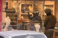 חוליה של שודדים התחפשו לחיילים ושדדו חנות זהב ליד חברון | תיעוד מדאיג