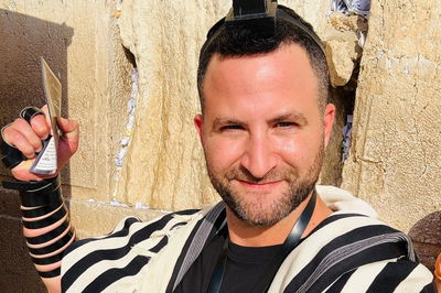 הסטנדאפיסט גיא הוכמן והתפילין