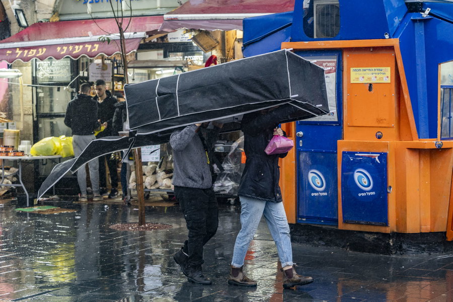 סערת מזג אוויר: גבר ואישה חולצו מרכב מוצף, האישה פונתה לבית חולים | 3 נלכדו על גג רכב בערבה
