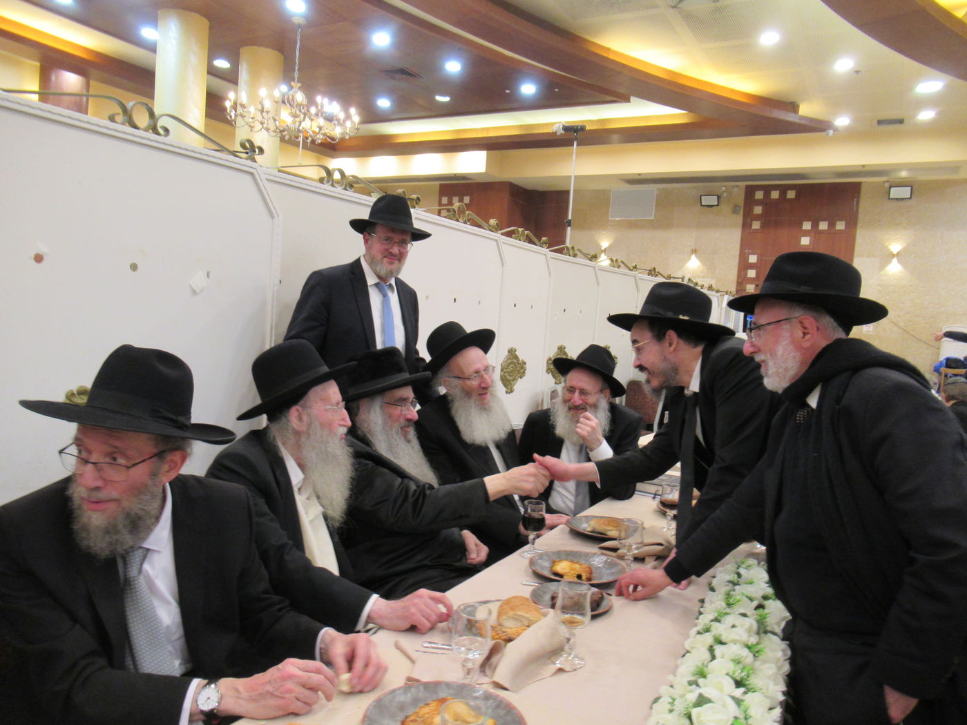 האחים הרבנים דינר התקבצו בחתונה אחת