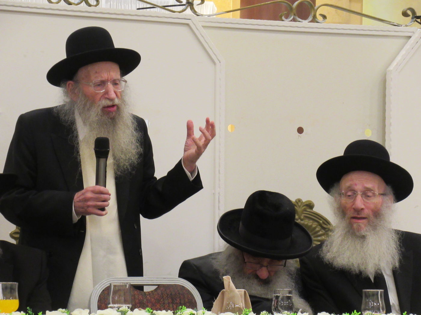 האחים הרבנים דינר התקבצו בחתונה אחת