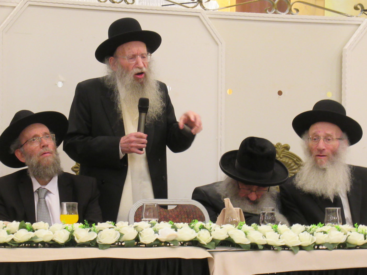 האחים הרבנים דינר התקבצו בחתונה אחת
