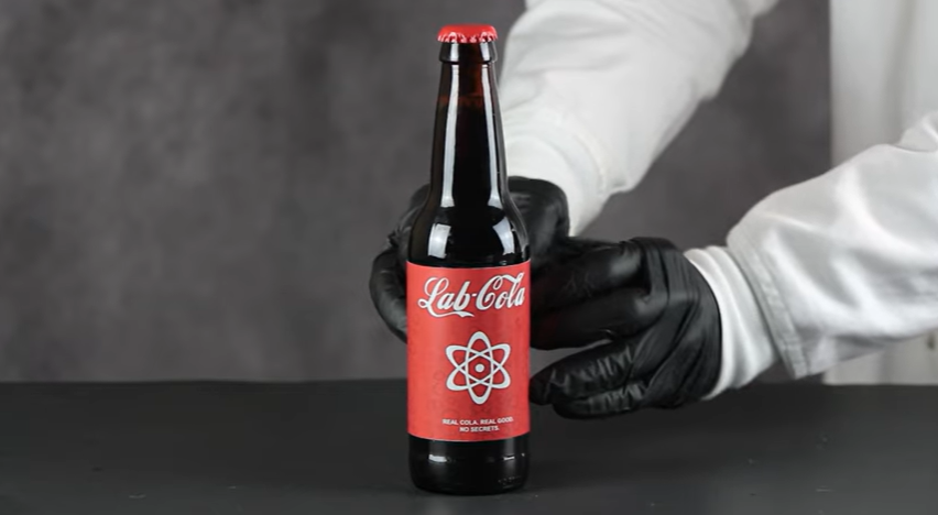 עשה מיליוני צפיות | יוטיובר כימאי אמריקאי טוען: "פיצחתי את המתכון של קוקה-קולה"
