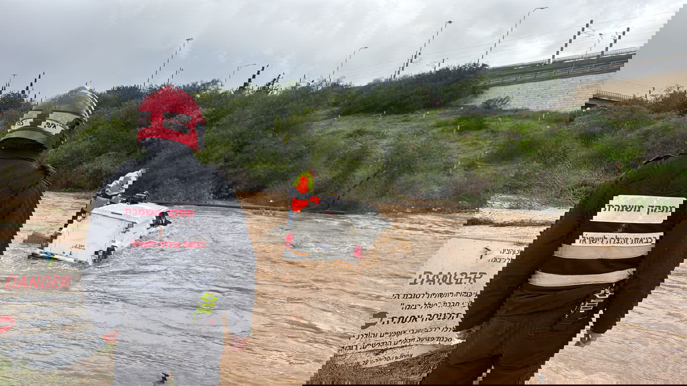 סערת מזג אוויר: גבר ואישה חולצו מרכב מוצף, האישה פונתה לבית חולים | 3 נלכדו על גג רכב בערבה