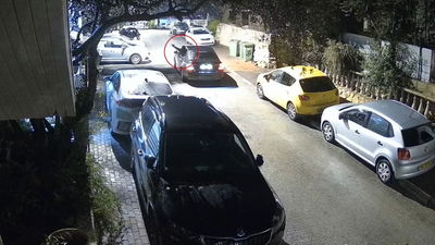 רופא נסחט בצפון: רכב נעצר ליד ביתו ומתוכו יצא חמוש וירה | תיעוד