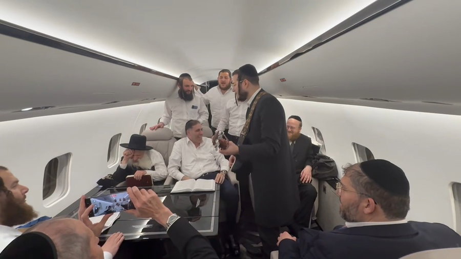 דובי מייזלס מנגן לפני ראשי הישיבות