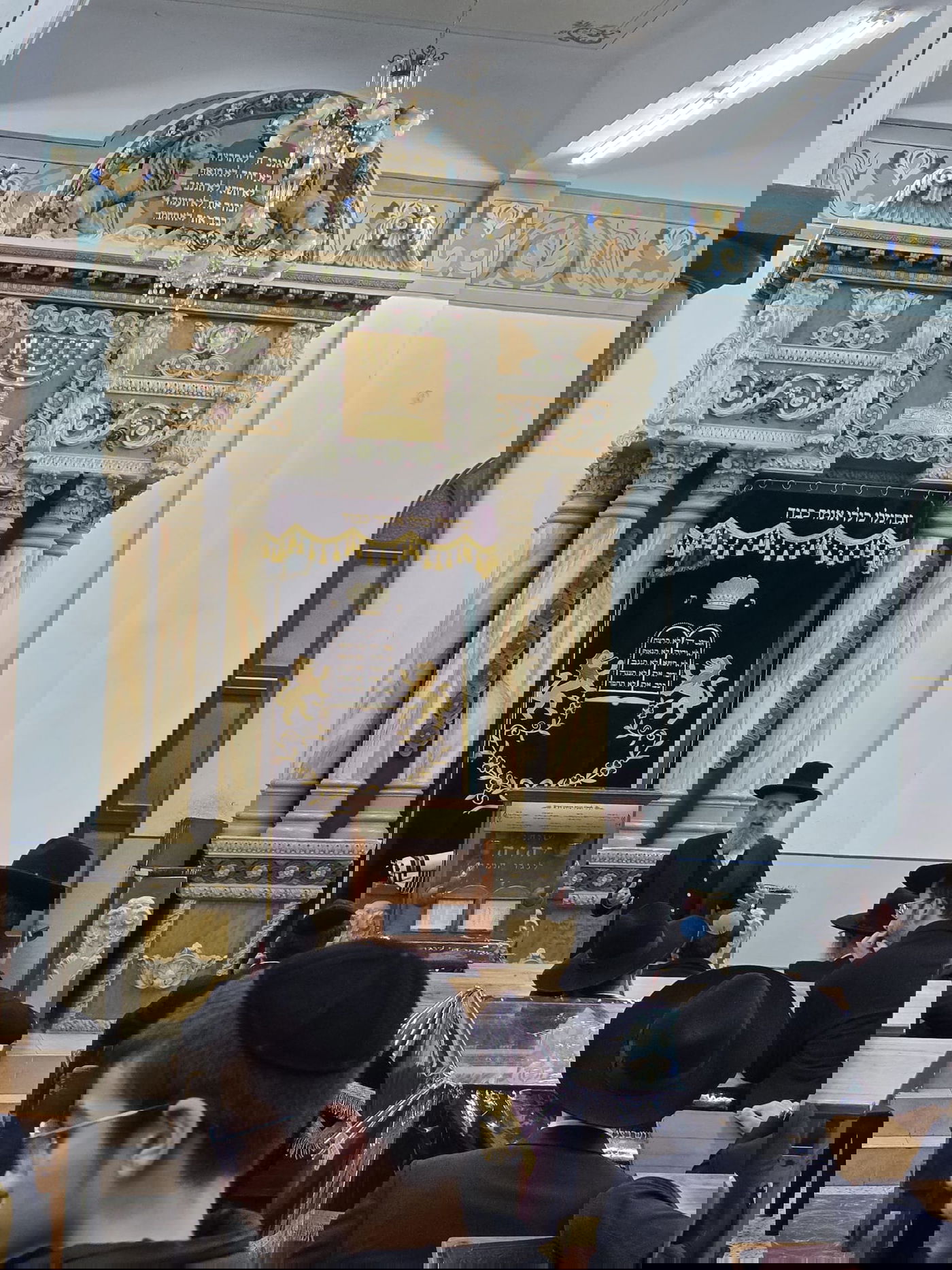 הפרוכת החדשה בישיבת לומז'ה