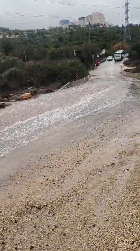 סכר בית זית עלה על גדותיו