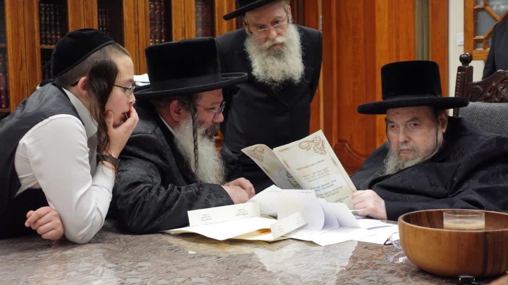 האדמו"ר מבעלזא בשמיעת סקירה על הועידה