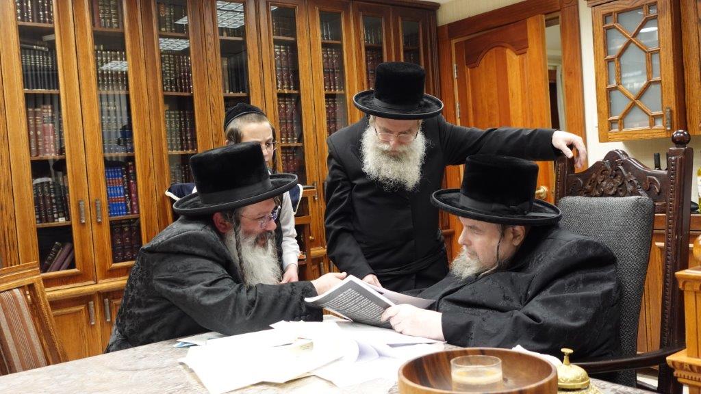 האדמו"ר מבעלזא בשמיעת סקירה על הועידה