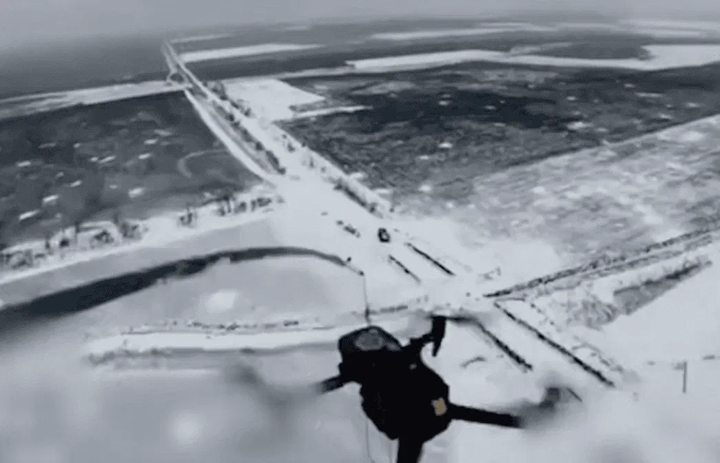 שיטה חדשה ליירוט רחפנים של האויב באמצעות חכה וחוט דיג.