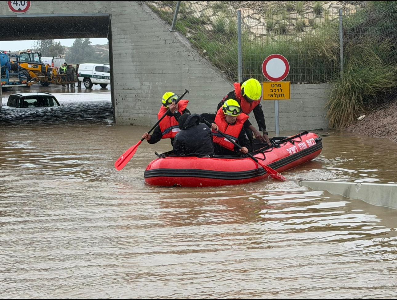 חילוץ הלכוד מגג רכבו מתחת לגשר סמוך לצומת אמונים