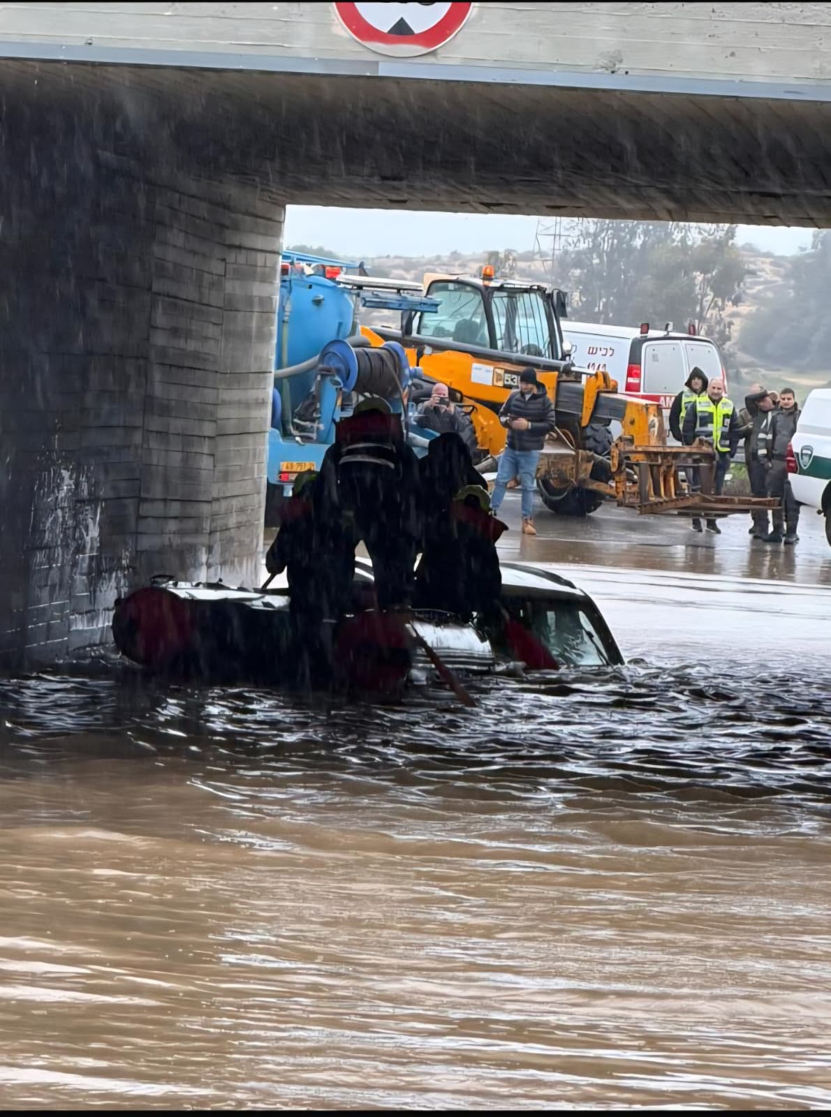 חילוץ הלכוד מגג רכבו מתחת לגשר סמוך לצומת אמונים