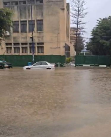 הצפות מים חריגות בלב השכונה החרדית: "מי אמר שאין פה ים?" | צפו