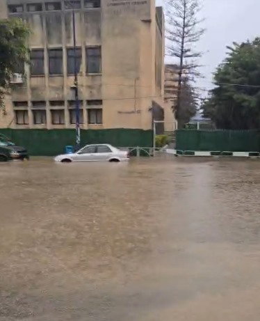 הצפות מים חריגות בלב השכונה החרדית: "מי אמר שאין פה ים?" | צפו