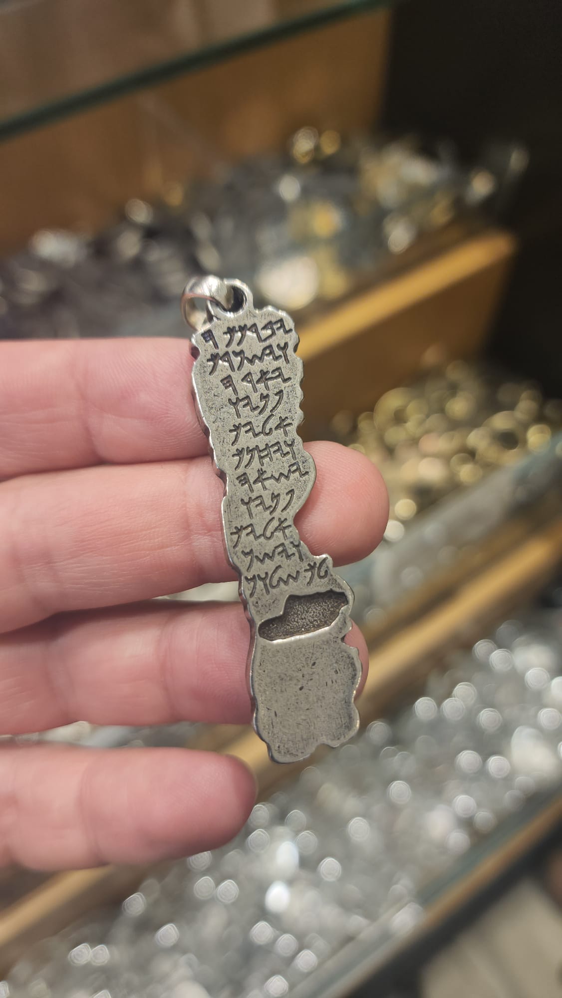 שחזור לוחיות ברכת כהנים שנמצאו בכתף הינום בחנות המזכרות של עיר דוד