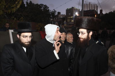 "מי שמשתמט לא יכול לקבל הטבות במיליונים" | עימות סוער ב'כיכר FM' • האזינו