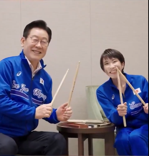 מנהיגי יפן ודרום קוריאה על התופים