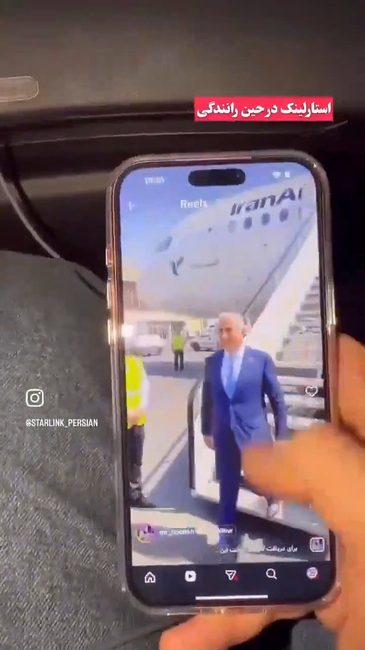 מחוברים לאינטרנט  אזרח איראני מדגים 