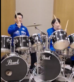 מנהיגי יפן ודרום קוריאה על התופים