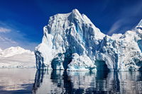 קרחון בנוף האנטארקטי