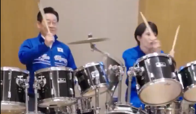 קצב דיפלומטי: כשמנהיגי יפן ודרום קוריאה נטשו את החליפות לטובת התופים