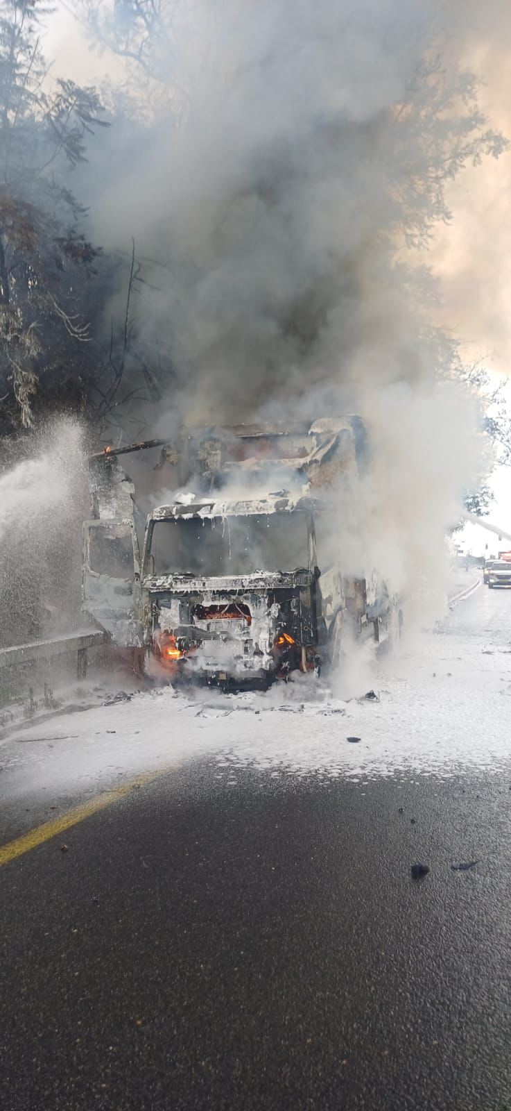 כיבוי המשאית הבוערת