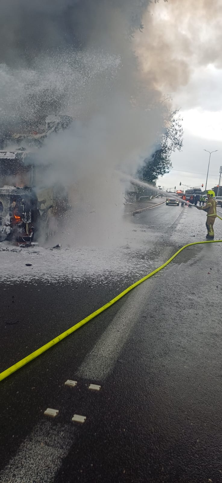 כיבוי המשאית הבוערת