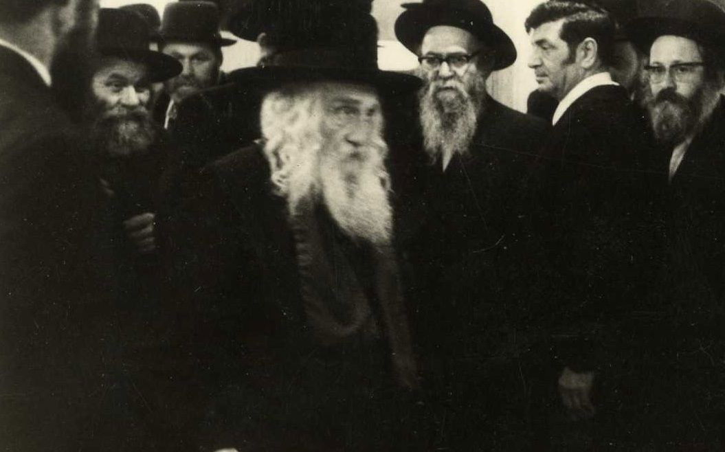 ר' מנדל בינקה ז"ל לצד רבו, האדמו"ר ה'בית ישראל' מגור זי"ע