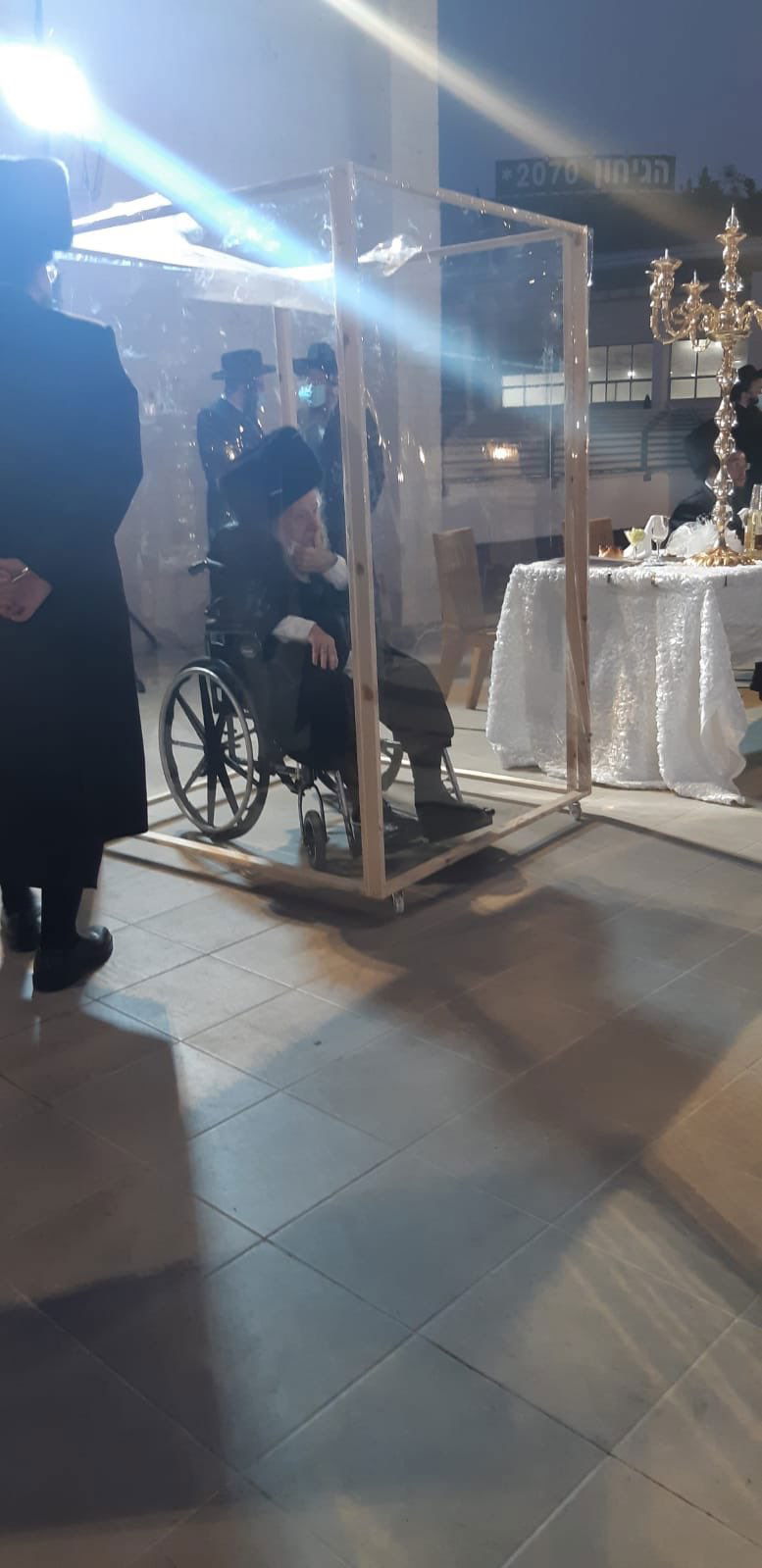 ר' מנדל בינקה ז"ל בתוך קפסולה בחתונת נכדו בתקופת הקורונה