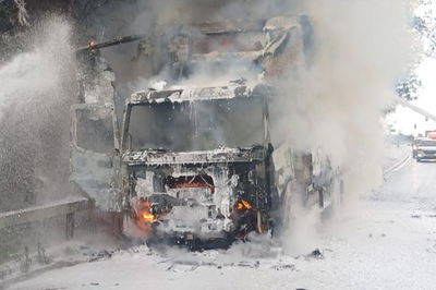 כיבוי המשאית הבוערת