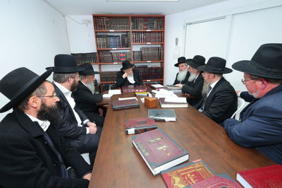 ראשי האיחוד מקבלים הדרכה מהמנהיג הגרמ"ה הירש