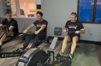 השרים מבצעים מתיחות רגליים ביחד