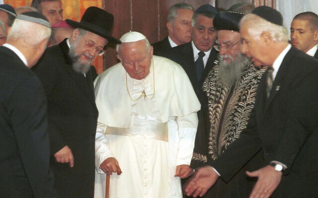 רבנים הראשיים הרב בקשי דורון זצ"ל והרב ישראל מאיר לאו שיבל"א בפגישתם עם האפיפיור יוחנן פאולוס השני - 2000
