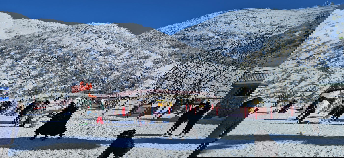 שוויץ בישראל: משפחות חרדיות לקחו פסק זמן בחרמון המושלג | תיעוד 